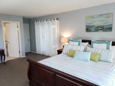 Lakefront - Gentle Slope to Water - Sleeps 18