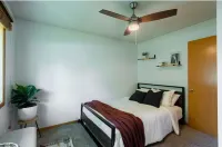 Relaxing Neighborhood Close To Trails, Parks, Lakes, Shops, Restaurants & More! MN Counseling and Couples Center LLC附近的飯店