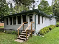 3 Bedroom Beachfront Cottage on Lake of the Woods Hotels near City Of Kenora