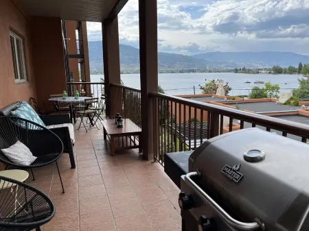 Large Lakefront 3 Bed Condo With Gorgeous Osoyoos Lake and Mountain Views Отели рядом с достопримечательностью «NK'MIP Cellars»