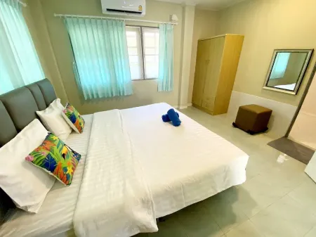 Beachfront 2 bedroom villa Отели рядом с достопримечательностью «Tham Phraya Nakhon»