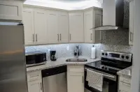 New Miami Townhouse On Lake SU For Families 3Bd, 1Bth, 5 Per