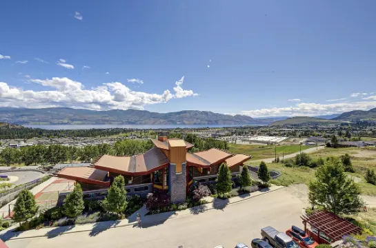 ONE BEDROOM CONDO WITH GORGEOUS LAKE VIEWS AND WORLD CLASS AMENITIES