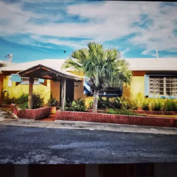 Spacious 3 bedroom 2 bath home close to town