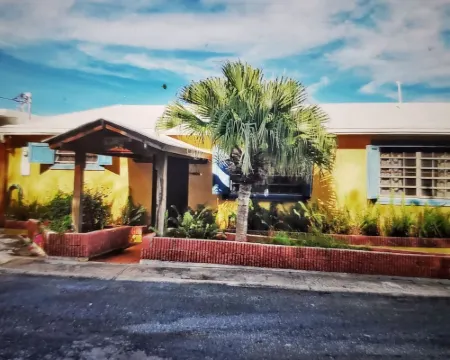 Spacious 3 bedroom 2 bath home close to town Hotels in Culebra