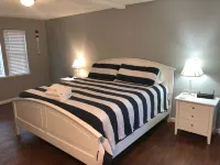 20% OFF NOV, Dog Friendly, POOL, w/Fenced Yard, Bay and Beach Access!