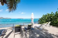 Beach 2 minutes' walk, private deck, tranquility