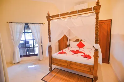 Villa Bundar: fabulous beachfront villa with pool and with staff! 세리릿 호텔