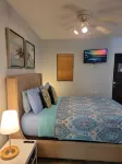 " Tradewinds" Updated Luxury Condo-Turtle Cove- 5 Minute Walk to Beach