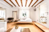 up to 16 pax, BBQ, sunbeds, bikes, close to ski areas, lake region and town