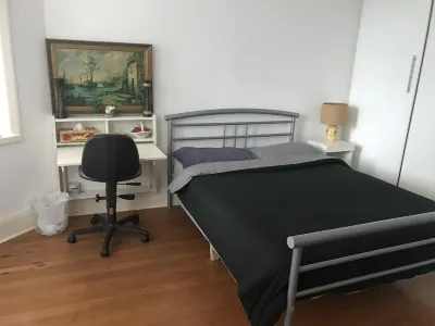Cosy Room in a quiet and a peaceful neighbourhood.
