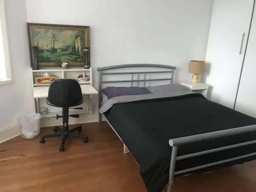 Cosy Room in a quiet and a peaceful neighbourhood.