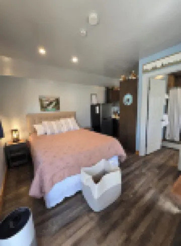 Eagle's Nest: a cozy cabin beneath the pines at Glacier Lodge Cabins