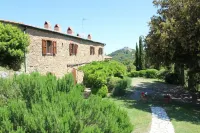 A stone farmhouse from 1850 with a pool for nature lovers Hotel a Pomarance