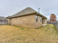 Convenient Edmond Home Located Close to I-35 Отели рядом с достопримечательностью «Paint Your Art Out»