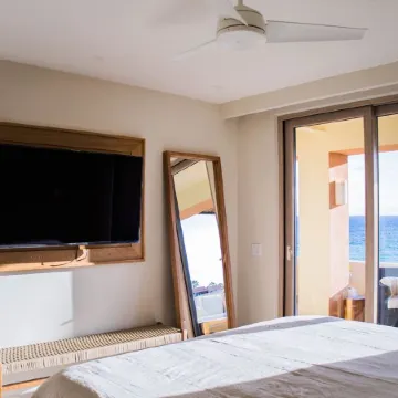 Exquisite, Ocean front, Contemporary Retreat