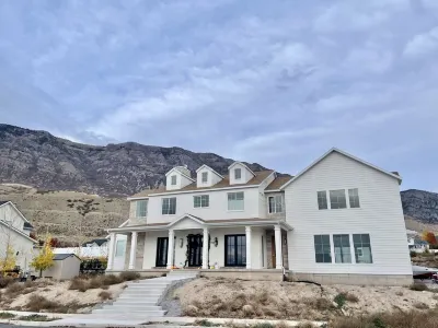 Brand NEW modern ski retreat close to Sundance & BYU Hotels near Evermore Park