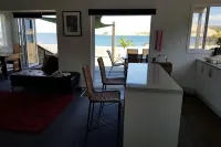 Stunning views with beach access across the road. Hotels in Omapere