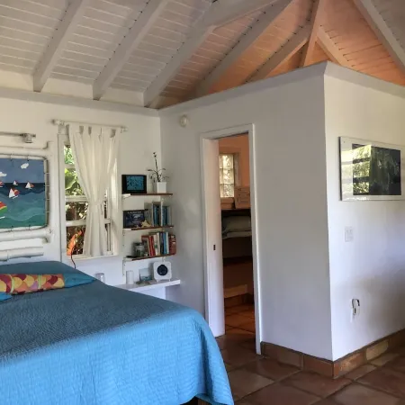 Sea Cottage - Charming and Romantic with a Stunning View Отели в г. Сентрал
