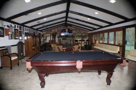 Home/MINI RESORT- pool, tennis court, pickleball, golf course, lg. Clubhouse Отели в г. Закари