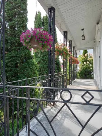 Quebec Château Richer Côte de Beaupré Canada rent a 4 ½ furnished plus more....