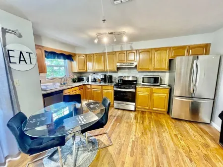 Huge spacious 4 bedroom in Newark Отели рядом с достопримечательностью «Технологический институт Нью-Джерси»