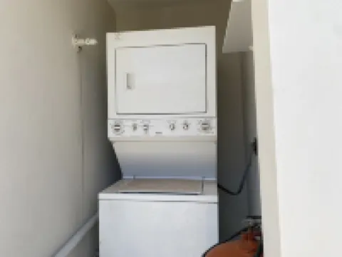 Luxury centric 1 bedroom apt - 5 min from the beach