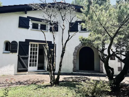 Très Belle Villa Basque Avec Piscine, Fronton et vue sur la Rhune