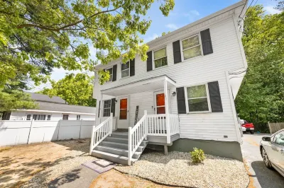 Thomas's Cozy Duplex - Centrally Located Hotels near Springfield Armory National Historic Site