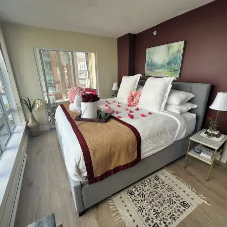 Penthouse suite w/ jacuzzi on Seawall w/ views