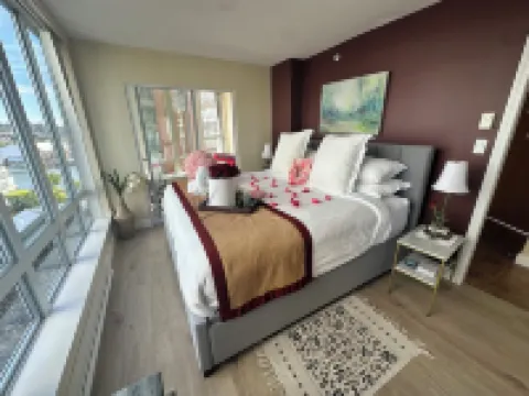 Penthouse suite w/ jacuzzi on Seawall w/ views