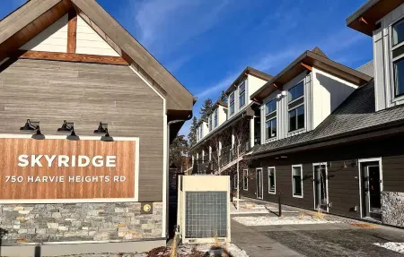 Stunning Mountain View Townhouse, Accommodates 6 Отели в г. Bighorn No. 8