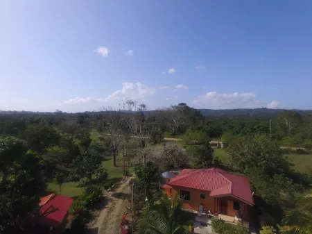 Aliana's Villas - Private Farm Home on the River (Gold Standard Certified) Отели в г. Санта Фэмилия Виллидж