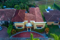 Casa Famosa - Large Family Home with Private Pool
