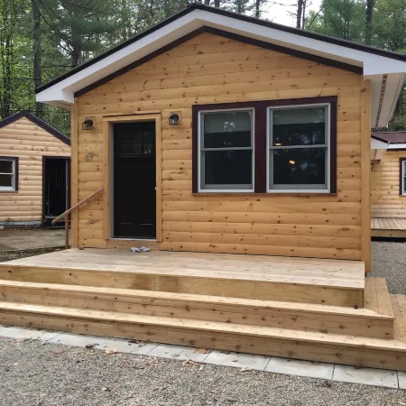 New Pine Cabin in the white mountains walk to white lake new Отели в г. Тамворт