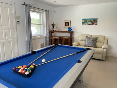 Updated spacious villa with private pool Hotel a 