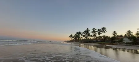 CHARMING HOUSE IN PORTO SEGURO, 100 METERS FROM THE BEACH Отели рядом с достопримечательностью «Coroa Vermelha Beach»