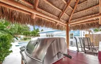 Delray Beach 4 Rm house +Tikihut kitchen & salt heated pool. 2mi to Atlantic Ave