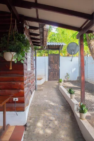 Charming 3-bedroom beach cabin with Starlink WiFi, AC in enchanting Tamanique Отели в г. Atami