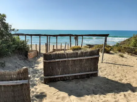 Casa Alvino Castiglione della Pescaia Roccamare, private beach Отели рядом с достопримечательностью «Minimarket G.F.S»