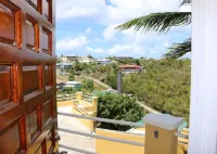 Discover Hideaway Chateaux:A Secluded Island Studio Oasis w/ Pool & Scenic Views