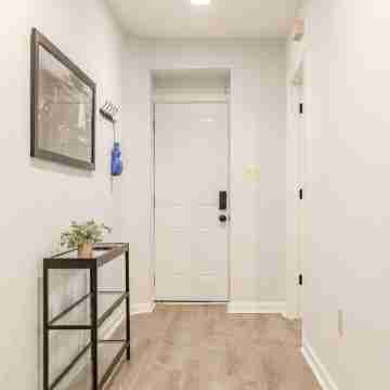 Modern Flat 15 minutes from White House Others