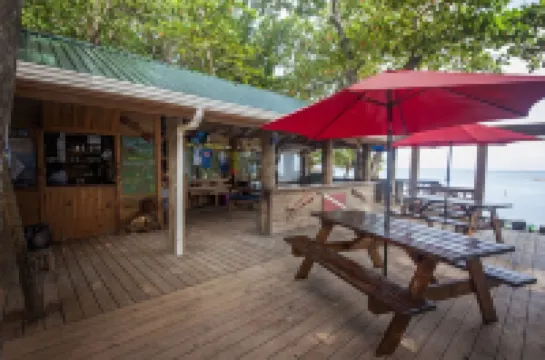 Stay & Dive in our cozy casita at Blue Island Divers Resort 桑迪灣酒店