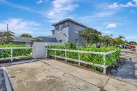 Marina Breeze! Charming 4-bedroom  in delightful West Palm Beach with AC, WiFi