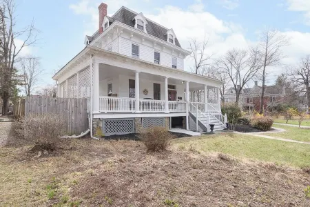 La Victoria 5-bedroom estate in the heart of Warwick, an Hour away from NYC Отели в г. Уорик