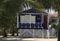 Beach Front Cottage in the heart of Placencia Village