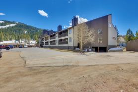 Copper Mtn Condo w/ Heated Pool: Ski-in/Walk-Out!