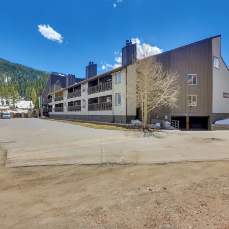 Copper Mtn Condo w/ Heated Pool: Ski-in/Walk-Out!