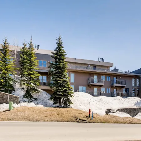 Ski-in Ski-Out 2 Br Condo- Sleeps 6 People