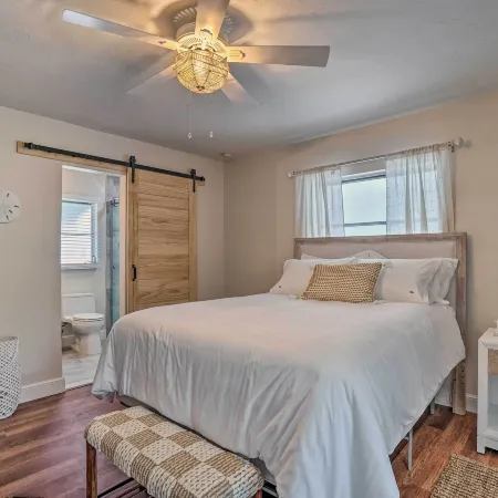 Naples Oasis w/ Screened Pool, Bike to Beach!